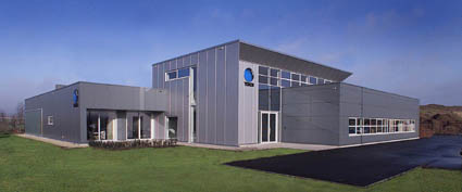 ベルギーに特注メガネレンズ工場を備えた新社屋建設